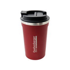 Roter Thermobecher mit schwarzem Deckel und weißem Logo "Quehenberger logistics"