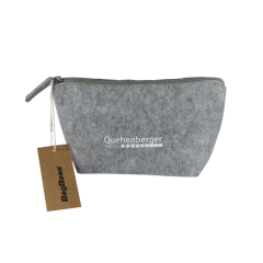 Graue Filztasche mit Reißverschluss und Quehenberger Logistics Logo.