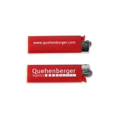 Zwei forte Feuerzeuge, eine Seite mit weißem Logo Quehenberger logistics und die andere Seite mit der Website www.quehenberger.com