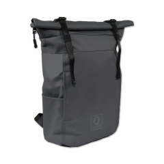 Vorderseite geschlossener grauer Rucksack mit hellgrauem Quehenberger Logo im unteren Bereich mittig