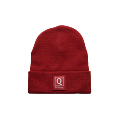 Rote Strickmütze mit umgeschlagenem Rand und Quehenberger Logo-Patch auf der Vorderseite.